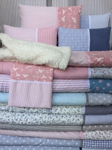 Kuscheldecke passend zum Kissen mit Applikation.